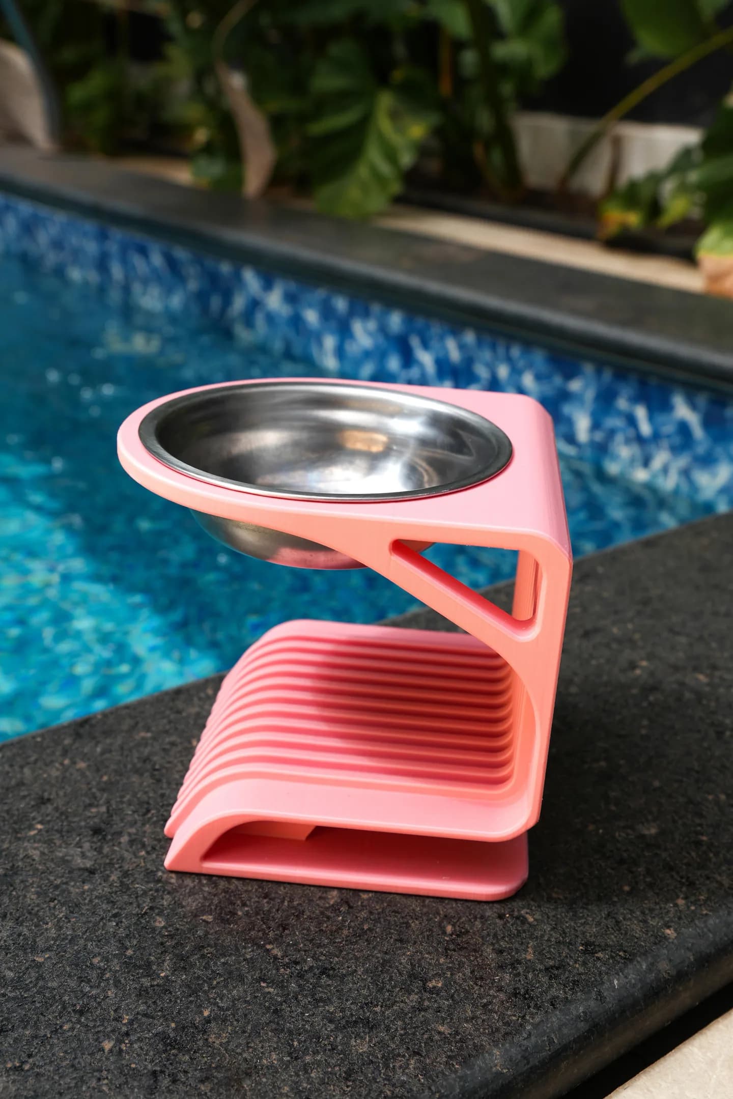 Comedouro Minimalista Rosa com tigela de inox, visto de lado