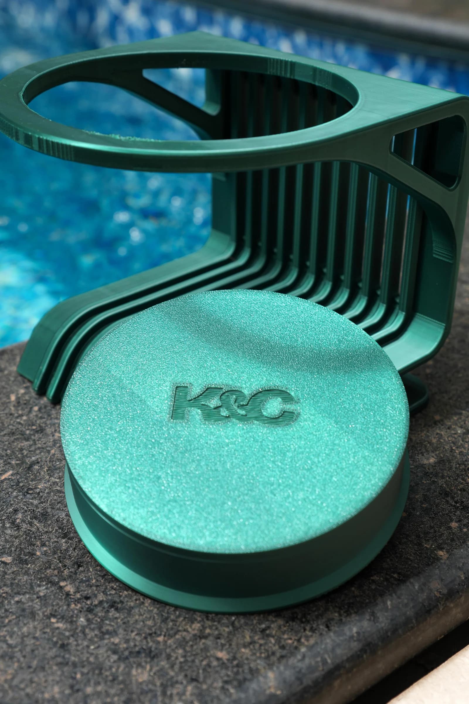 Suporte Verde Floresta e comedouro lento removido, com a marca K&C no fundo da tigela