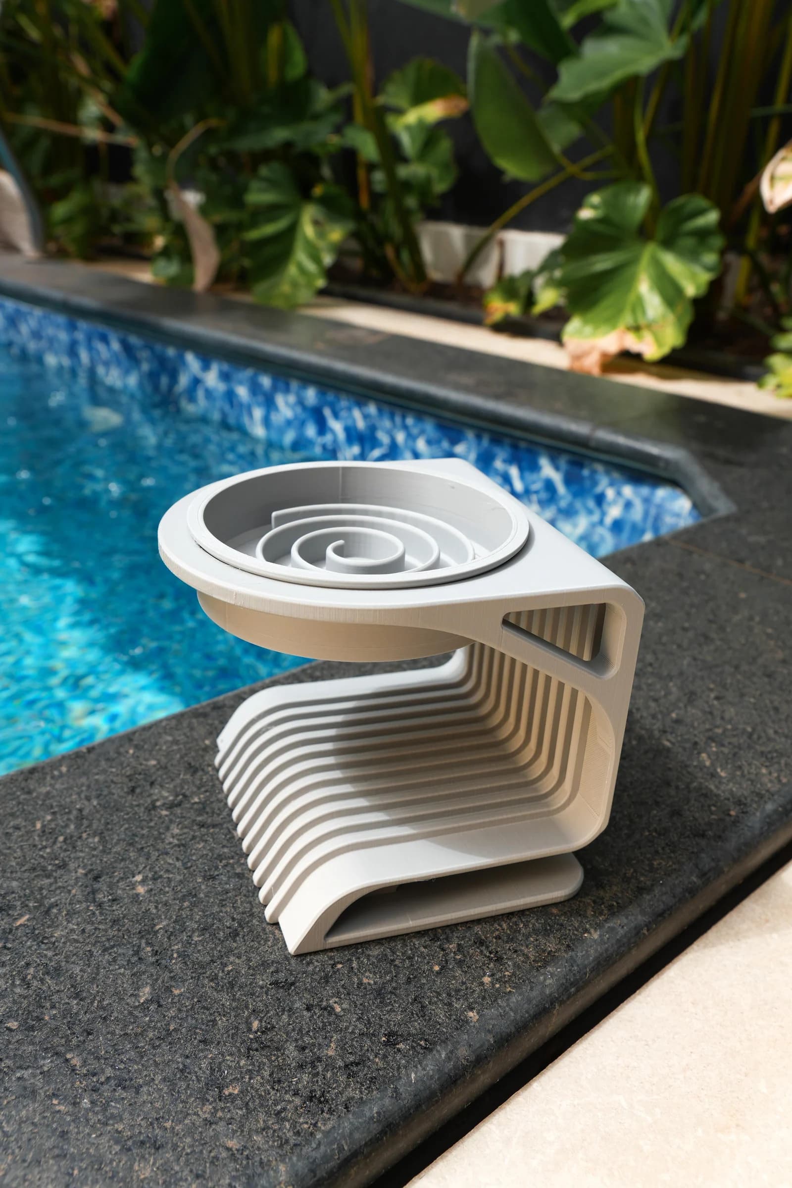 Comedouro elevado Cinza com comedouro lento de PLA e relevos em espiral