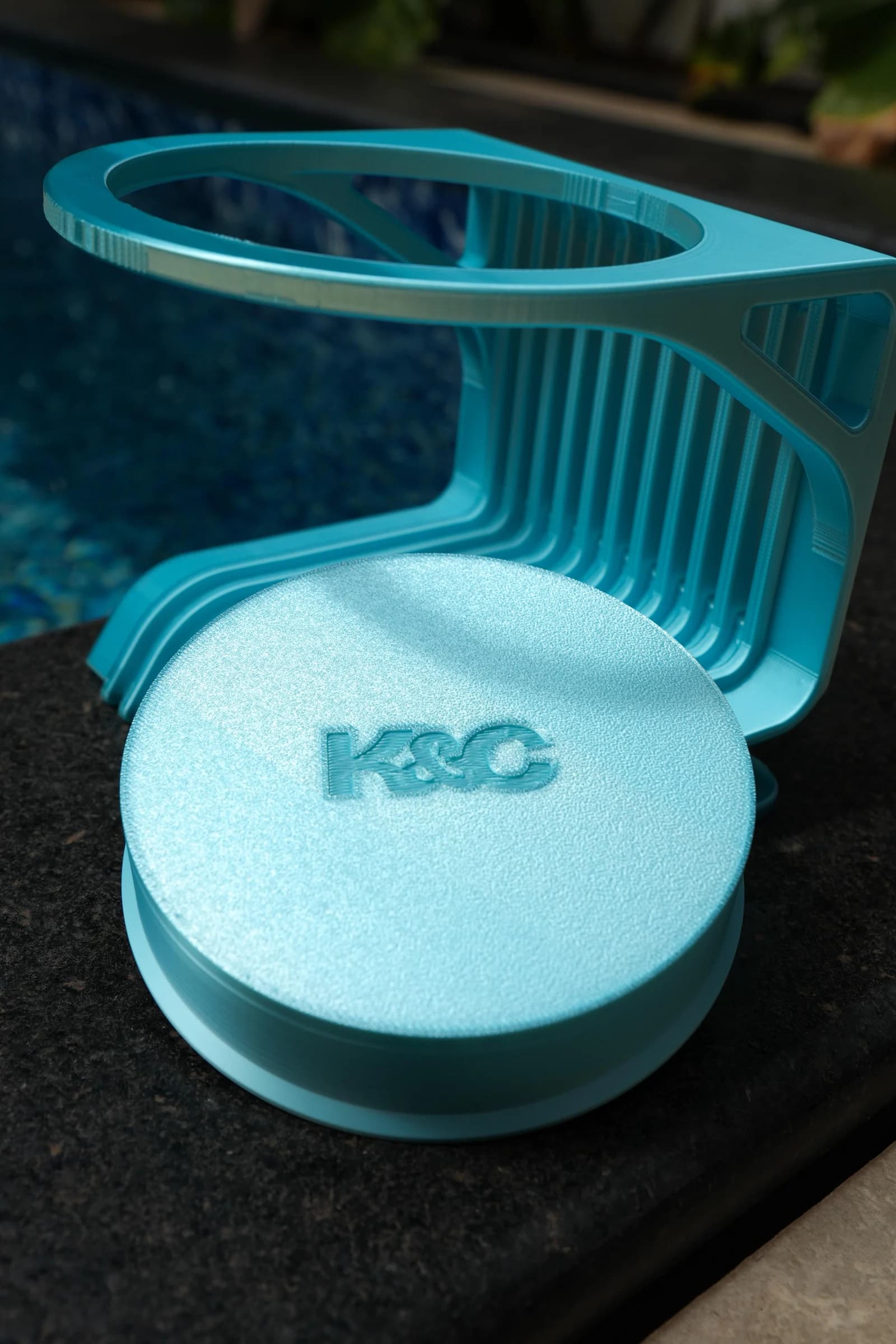 Suporte Azul Lago Perolado e comedouro lento removido, com a marca K&C no fundo da tigela