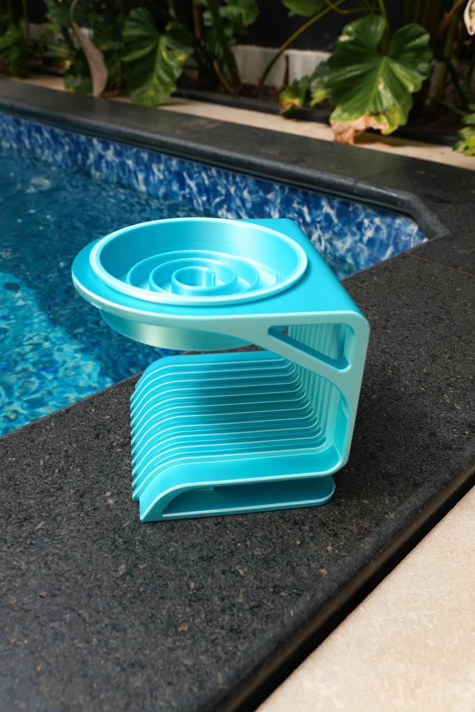 Comedouro elevado Azul Lago Perolado com comedouro lento de PLA e relevos em espiral
