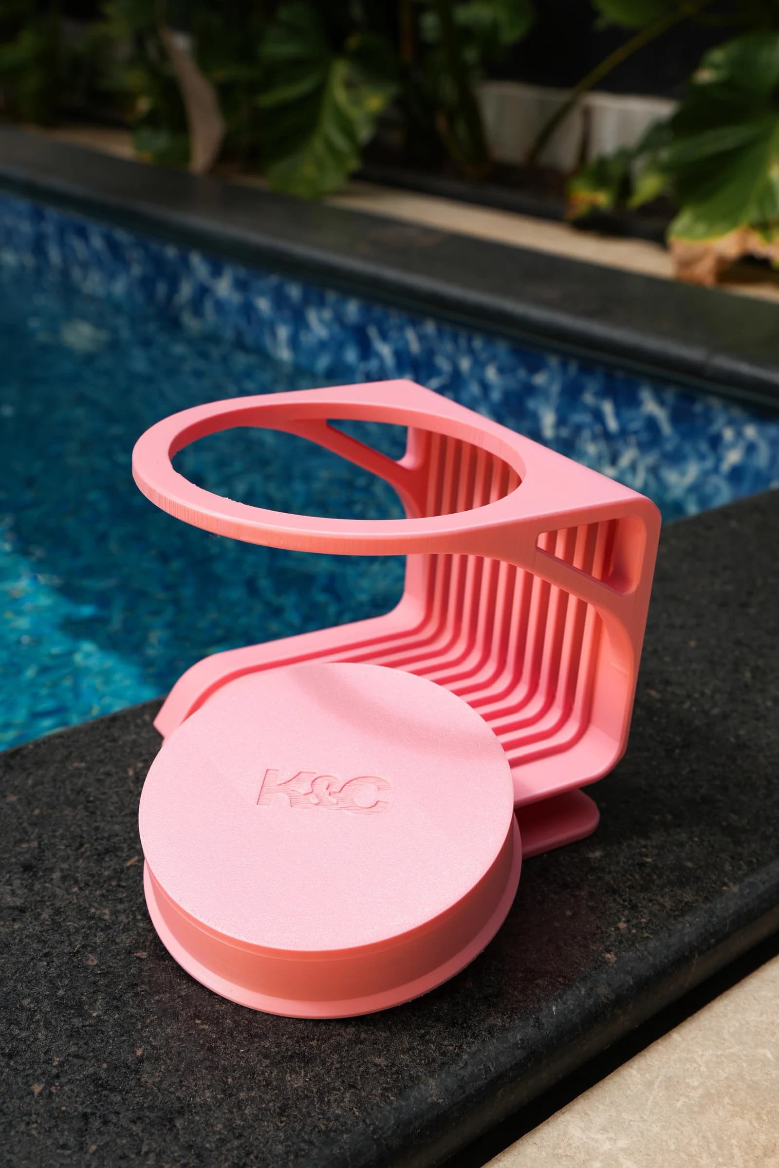 Suporte Rosa e comedouro lento removido, com a marca K&C no fundo da tigela