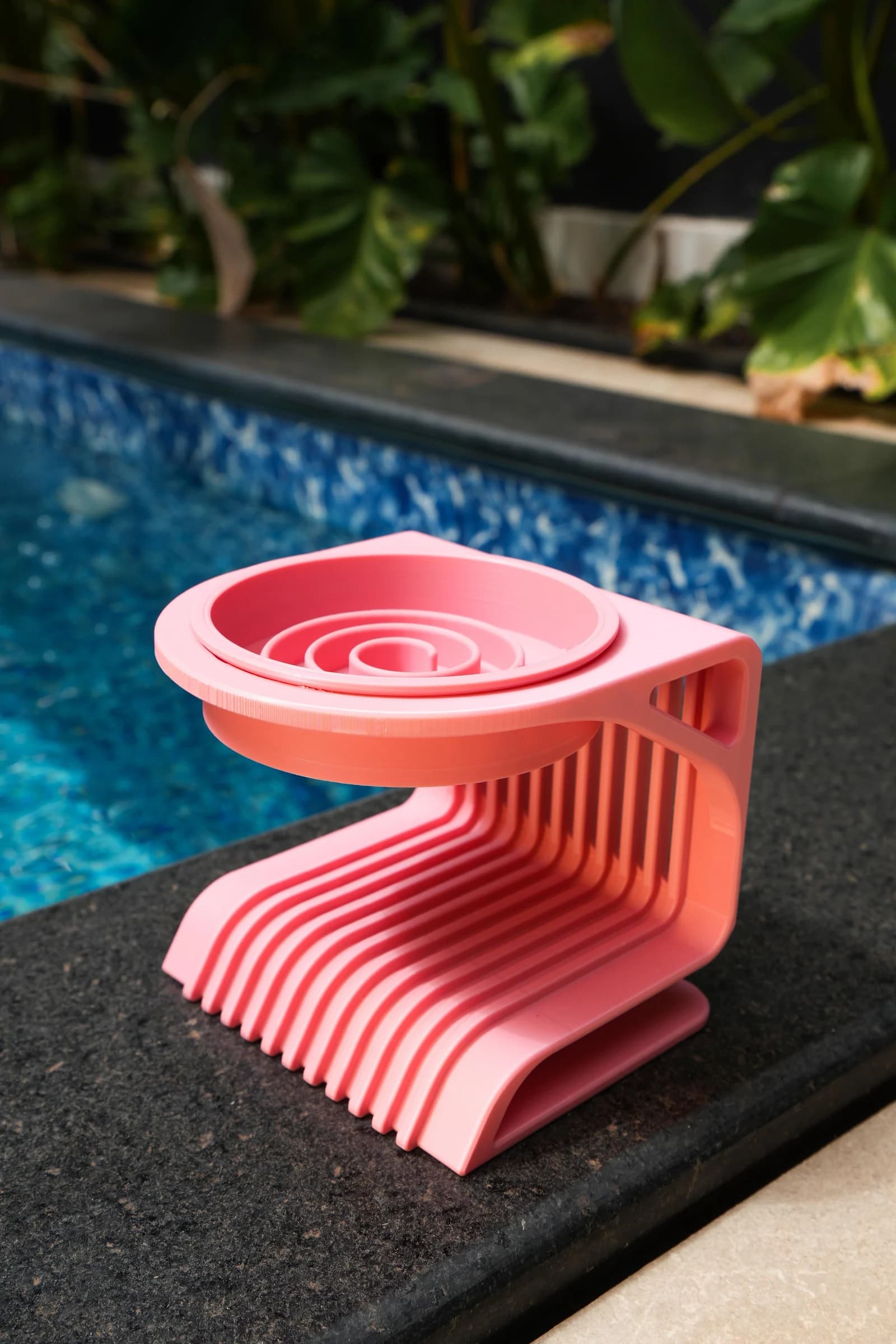 Comedouro elevado Rosa com comedouro lento de PLA e relevos em espiral