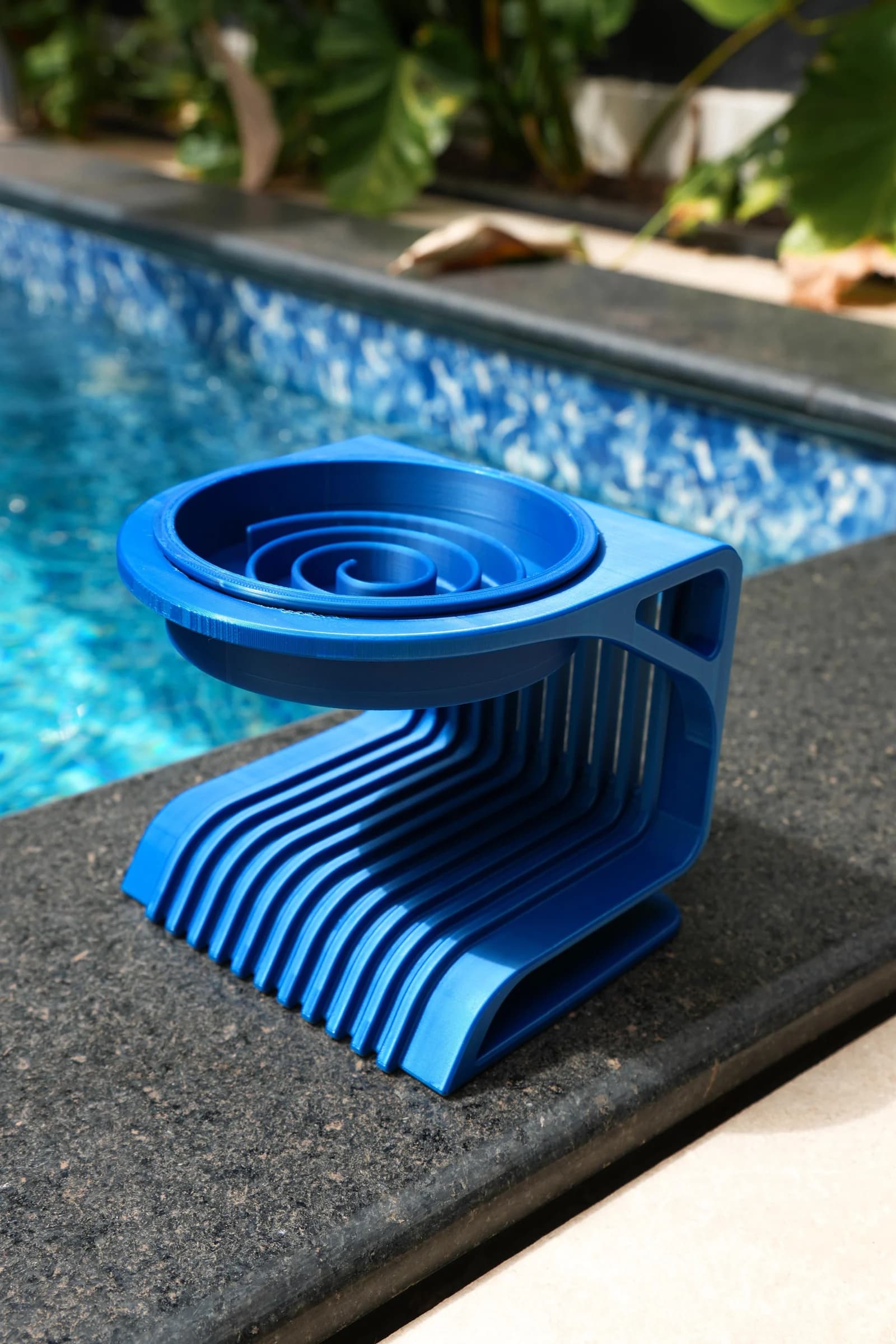 Comedouro elevado Azul Royal com comedouro lento de PLA e relevos em espiral